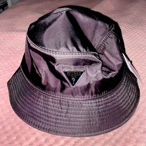 GUESS jeans nylon bucket hat.